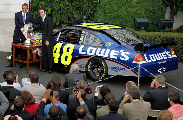 Ông Obama chụp hình với tay lái Jimmie Johnson trong cuộc đua xe NASCAR. Ông Obama chụp hình với tay lái Jimmie Johnson trong cuộc đua xe NASCAR.