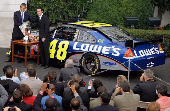 Ông Obama chụp hình với tay lái Jimmie Johnson trong cuộc đua xe NASCAR.