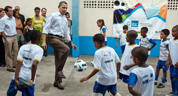 Đá bóng cùng các cháu thiếu nhi. Đá bóng cùng các cháu thiếu nhi.