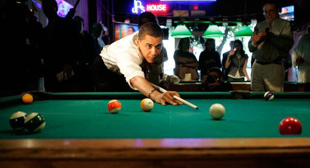 Rất nhiều người xung quanh ngạc nhiên và chăm chú theo dõi Tổng thống nước Mỹ trổ tài chơi bi-a. Rất nhiều người xung quanh ngạc nhiên và chăm chú theo dõi Tổng thống nước Mỹ trổ tài chơi bi-a.