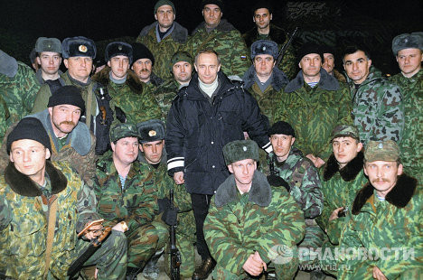 Ông Putin được Tổng thống Yeltsin bổ nhiệm làm Thủ tướng vào ngày 9/8/1999. Đây là một trong những hình ảnh đầu tiên của ông khi là Tổng thống lâm thời, sau khi ông Yeltsin từ chức. Ngày 31/12/1999, ông Putin đã bay tới Chechnya, trong khi người dân trên toàn nước Nga đang chuẩn bị chào mừng năm mới. Ông Putin được Tổng thống Yeltsin bổ nhiệm làm Thủ tướng vào ngày 9/8/1999. Đây là một trong những hình ảnh đầu tiên của ông khi là Tổng thống lâm thời, sau khi ông Yeltsin từ chức. Ngày 31/12/1999, ông Putin đã bay tới Chechnya, trong khi người dân trên toàn nước Nga đang chuẩn bị chào mừng năm mới.