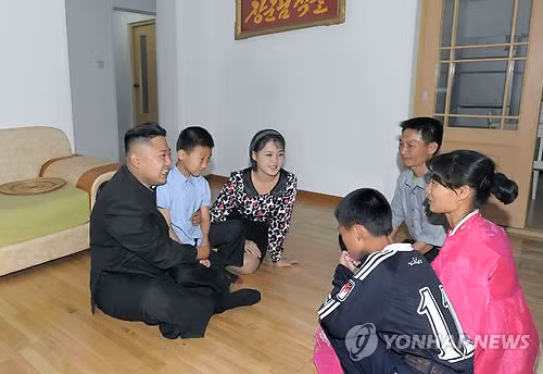 Nhà lãnh đạo Bắc Triều Tiên ôm một cậu bé vào lòng và trò chuyện thân mật với người dân.