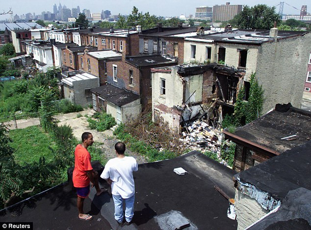 Các ngôi nhà đổ nát ở Camden đã trở thành khu vực gây chiến của nhiều kẻ buôn bán ma túy và những tay ma cô. Nơi này đã từng là một khu công nghiệp nhộn nhịp nhưng việc quá lạm dụng ma túy và rượu đã khiến 44% cư dân sống dưới mức nghèo khổ. Các ngôi nhà đổ nát ở Camden đã trở thành khu vực gây chiến của nhiều kẻ buôn bán ma túy và những tay ma cô. Nơi này đã từng là một khu công nghiệp nhộn nhịp nhưng việc quá lạm dụng ma túy và rượu đã khiến 44% cư dân sống dưới mức nghèo khổ.