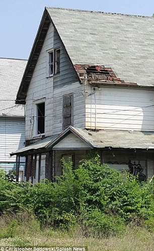 Lực lượng cảnh sát ở đây đã không thể truy đuổi các nghi phạm trong các vụ điều tra giết người. Lực lượng cảnh sát ở đây đã không thể truy đuổi các nghi phạm trong các vụ điều tra giết người.