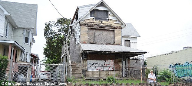 Ở nơi này, các giáo sĩ địa phương đã tham gia hoạt động đi bộ chống bạo lực trên đường phố. Ở nơi này, các giáo sĩ địa phương đã tham gia hoạt động đi bộ chống bạo lực trên đường phố.