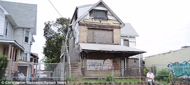 Ở nơi này, các giáo sĩ địa phương đã tham gia hoạt động đi bộ chống bạo lực trên đường phố.