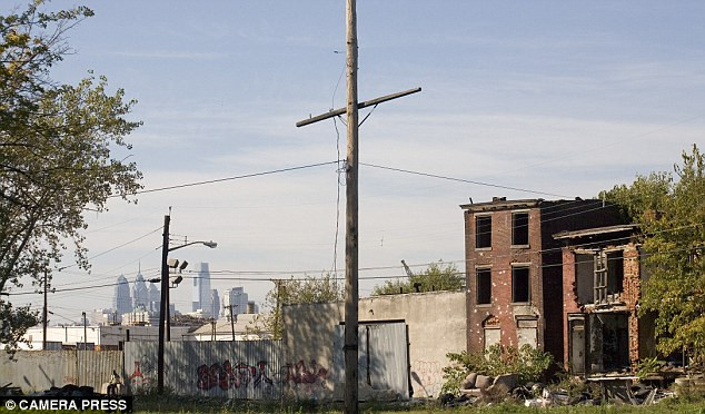 Năm ngoái, 48 vụ giết người đã xảy ra ở Camden nhưng con số này từng đạt kỷ lục là 58 vào năm 1995. Hầu hết các nạn nhân bị giết trong năm nay là nam giới, trong đó trẻ nhất là một cậu bé 16 tuổi và người lớn tuổi nhất là một phụ nữ 42 tuổi. Năm ngoái, 48 vụ giết người đã xảy ra ở Camden nhưng con số này từng đạt kỷ lục là 58 vào năm 1995. Hầu hết các nạn nhân bị giết trong năm nay là nam giới, trong đó trẻ nhất là một cậu bé 16 tuổi và người lớn tuổi nhất là một phụ nữ 42 tuổi.