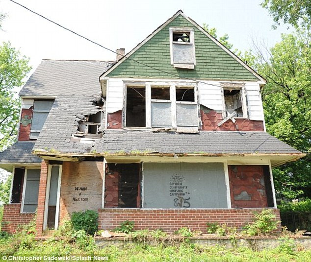 Tháng trước, Robert Carstarphen, 27 tuổi đã bị bắn chết trong con hẻm nhỏ trong một cuộc chiến buôn bán ma túy trên lãnh thổ giữa các thành viên băng đảng Bloods. Ngày hôm sau, hai người đàn ông đã chết sau khi bị tấn công trả đũa . Tháng trước, Robert Carstarphen, 27 tuổi đã bị bắn chết trong con hẻm nhỏ trong một cuộc chiến buôn bán ma túy trên lãnh thổ giữa các thành viên băng đảng Bloods. Ngày hôm sau, hai người đàn ông đã chết sau khi bị tấn công trả đũa .