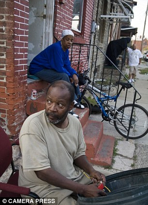 Những người dân nơi đây luôn sống trong nỗi lo sợ bị cướp hoặc bị bắn khi những kẻ nghiện thường lang thang trên đường phố để trấn lột tiền. Hầu hết những kẻ gây án là thành viên băng đảng liên quan đến ma túy mặc dù có những nạn nhân vô tội trong đó có một người cha 39 tuổi của 6 người con đã cố gắng để ngăn cản một cuộc ẩu đả. Những người dân nơi đây luôn sống trong nỗi lo sợ bị cướp hoặc bị bắn khi những kẻ nghiện thường lang thang trên đường phố để trấn lột tiền. Hầu hết những kẻ gây án là thành viên băng đảng liên quan đến ma túy mặc dù có những nạn nhân vô tội trong đó có một người cha 39 tuổi của 6 người con đã cố gắng để ngăn cản một cuộc ẩu đả.