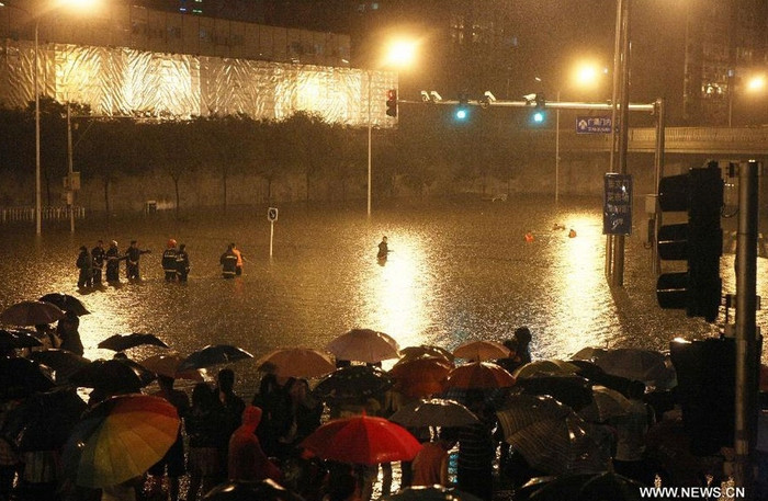 7.000 cảnh sát giao thông đường bộ của thành phố đã được huy động để giúp đối phó với vấn đề giao thông.