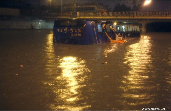 Khoảng 475 chuyến bay đã bị huỷ và 80 chuyến bay khác đã bị trễ tới hơn 1 tiếng đồng hồ.