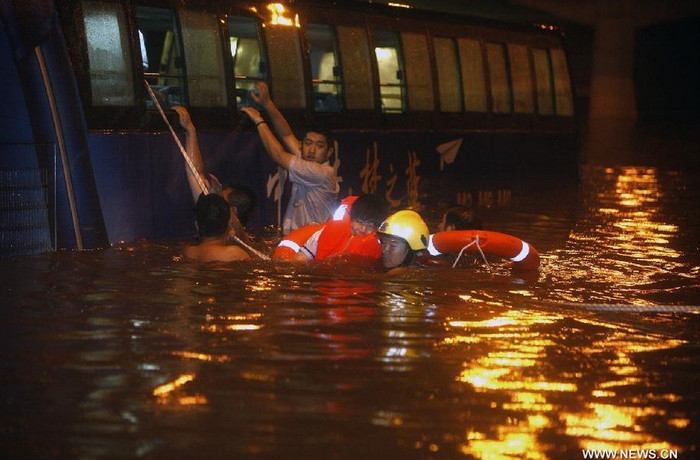 Theo số liệu thống kê của trung tâm khí tượng Bắc Kinh, lượng mưa lên đến 163,7 mm tính đến 10 giờ tối qua và đây là lượng mưa lớn nhất kể từ năm 1951. Một thị trấn ở quận Phòng Sơn bị ảnh hưởng bởi lượng mưa lớn nhất là 366 mm.