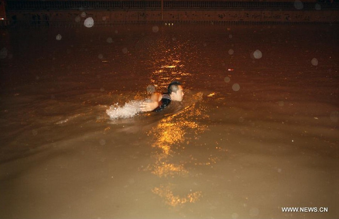 Một người dân đang bơi giữa phố.