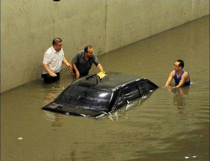 Hơn 5.200 người dân ở một số huyện miền núi vùng ngoại ô đã được di dời đến nơi an toàn để đề phòng tình trạng sạt lở đất và lũ quét.