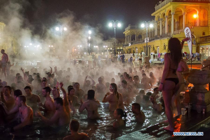 Đông đảo người dân địa phương và khách du lịch đã tham gia vào lễ hội.