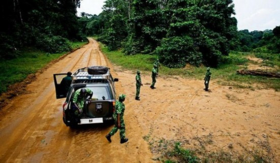 Cảnh sát tuần tra gần sông - nơi thường là con đường nhanh nhất để xuất khẩu ngà voi và thịt các loài động vật hoang dã khác.