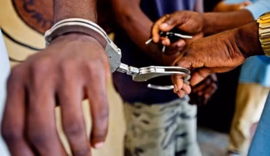 Cảnh sát bắt giữ những kẻ săn bắn trộm voi. Cảnh sát bắt giữ những kẻ săn bắn trộm voi.