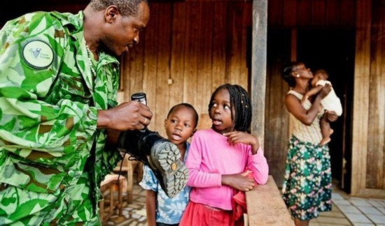 Một nhân viên an ninh bảo vệ sinh thái đi tuần tra quanh khu vực vườn quốc gia.