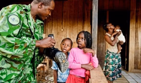 Một nhân viên an ninh bảo vệ sinh thái đi tuần tra quanh khu vực vườn quốc gia. Một nhân viên an ninh bảo vệ sinh thái đi tuần tra quanh khu vực vườn quốc gia.