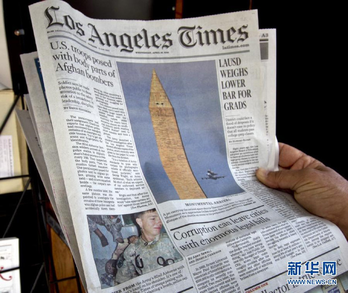 Tờ Los Angeles Times ngày 18/4 công bố bức ảnh lính Mỹ chụp ảnh bên xác phiến quân. Tờ Los Angeles Times ngày 18/4 công bố bức ảnh lính Mỹ chụp ảnh bên xác phiến quân.