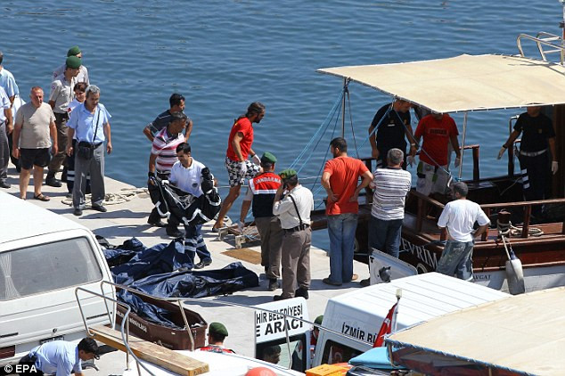 Lực lượng cảnh sát biển cũng được huy động để tìm kiếm những người sống sót. Lực lượng cảnh sát biển cũng được huy động để tìm kiếm những người sống sót.