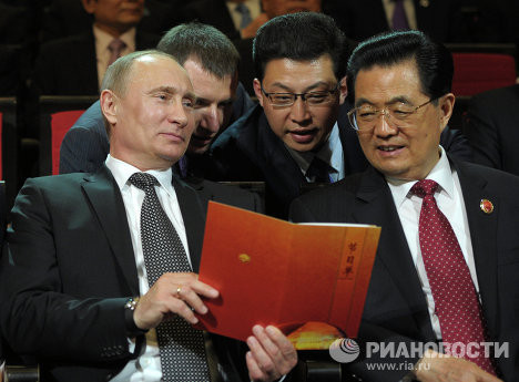Tháng 6/2012, Tổng thống Nga Vladimir Putin và Chủ tịch Trung Quốc Hồ Cẩm Đào trong một buổi hòa nhạc tại Nhà hát lớn quốc gia ở Bắc Kinh, khi đang diễn ra Hội nghị Thượng đỉnh Tổ chức hợp tác Thượng Hải. Tháng 6/2012, Tổng thống Nga Vladimir Putin và Chủ tịch Trung Quốc Hồ Cẩm Đào trong một buổi hòa nhạc tại Nhà hát lớn quốc gia ở Bắc Kinh, khi đang diễn ra Hội nghị Thượng đỉnh Tổ chức hợp tác Thượng Hải.