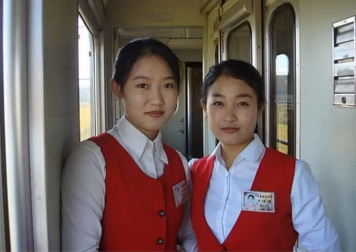 Hai nữ nhân viên xinh đẹp trên tàu. Hai nữ nhân viên xinh đẹp trên tàu.