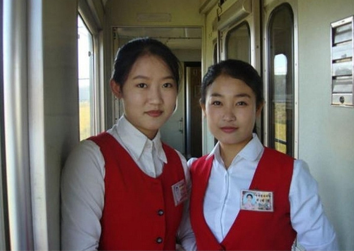 Hai nữ nhân viên xinh đẹp trên tàu. Hai nữ nhân viên xinh đẹp trên tàu.