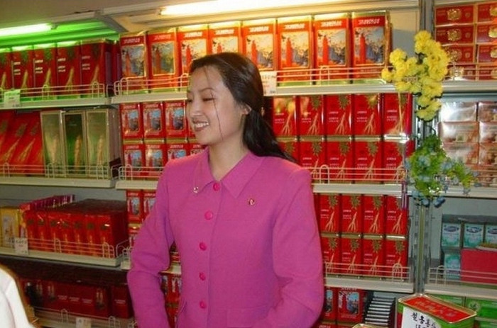 Tươi cười khi bán hàng. Tươi cười khi bán hàng.