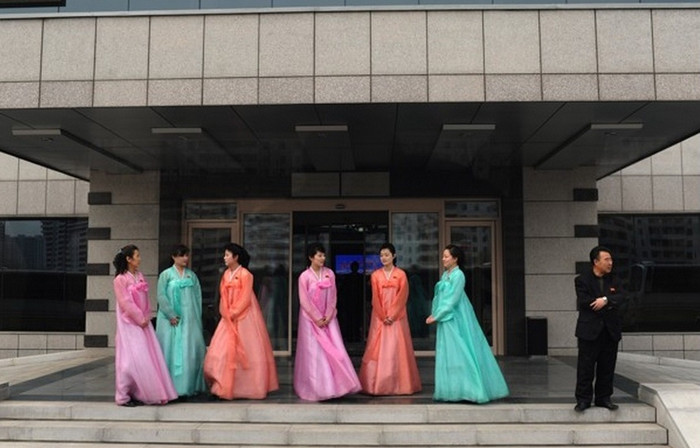 Bộ trang phục Chosŏn-ot (hay Hanbok) tạo nên vẻ đẹp truyền thống của người phụ nữ Triều Tiên. Bộ trang phục Chosŏn-ot (hay Hanbok) tạo nên vẻ đẹp truyền thống của người phụ nữ Triều Tiên.