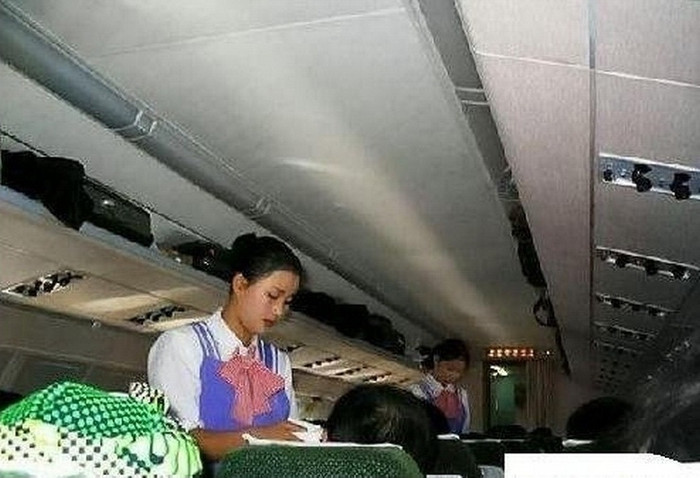 Nữ nhân viên phục vụ trên tàu. Nữ nhân viên phục vụ trên tàu.