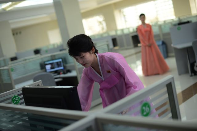 Một cô gái Triều Tiên đang kiểm tra máy tính trong một công ty phần mềm âm nhạc ở Bình Nhưỡng. Một cô gái Triều Tiên đang kiểm tra máy tính trong một công ty phần mềm âm nhạc ở Bình Nhưỡng.