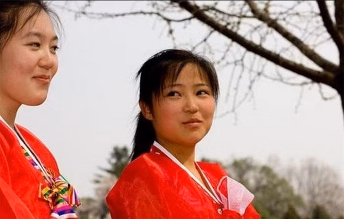 Các thiếu nữ trẻ trung. Các thiếu nữ trẻ trung.