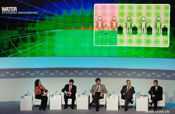 Các đại biểu theo dõi một đoạn video trong cuộc thảo luận về tài nguyên nước. Các đại biểu theo dõi một đoạn video trong cuộc thảo luận về tài nguyên nước.