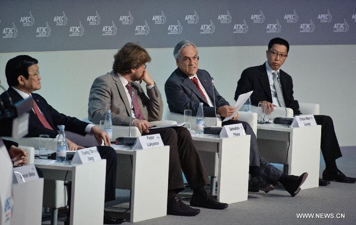 Tổng thống Chile Sebastian Pinera (thứ 2 từ phải sang) đang phát biểu trong cuộc thảo luận. Tổng thống Chile Sebastian Pinera (thứ 2 từ phải sang) đang phát biểu trong cuộc thảo luận.