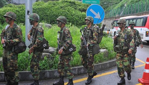 Trong số 30.000 lính Mỹ, hầu hết là binh lính đang đóng quân tại Hàn Quốc và khoảng 3000 binh lính từ nước ngoài vào.