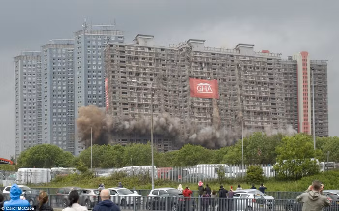 Alex McGuire, giám đốc điều hành phát triển và tái tạo của Hiệp hội nhà ở Glasgow cho biết:"Các căn hộ Red Road đã từng được biết đến trên toàn thế giới nhưng thời gian sử dụng đã đến lúc cần được thay đổi".