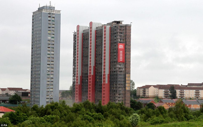 Toà chung cư Red Road ở Glasgow, Scotland đã sụp đổ trong chốc lát sau tiếng nổ mạnh cùng với tiếng động chói tai của bê tông và thép rơi xuống. Chỉ trong 5 giây, một công trình kiến trúc khổng lồ đã từng là toà chung cư cao nhất ở châu Âu chỉ còn lại là đống đổ nát. Toà chung cư Red Road ở Glasgow, Scotland đã sụp đổ trong chốc lát sau tiếng nổ mạnh cùng với tiếng động chói tai của bê tông và thép rơi xuống. Chỉ trong 5 giây, một công trình kiến trúc khổng lồ đã từng là toà chung cư cao nhất ở châu Âu chỉ còn lại là đống đổ nát.