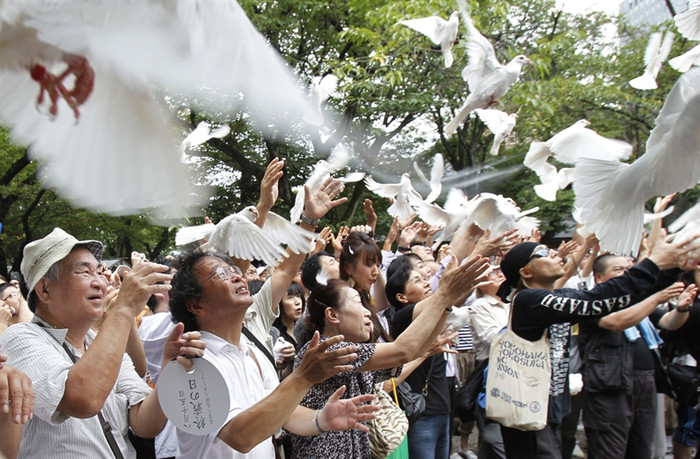 Chim bồ câu được thả tự do cùng với những lời cầu nguyện ở đền Yasukuni. Chim bồ câu được thả tự do cùng với những lời cầu nguyện ở đền Yasukuni.