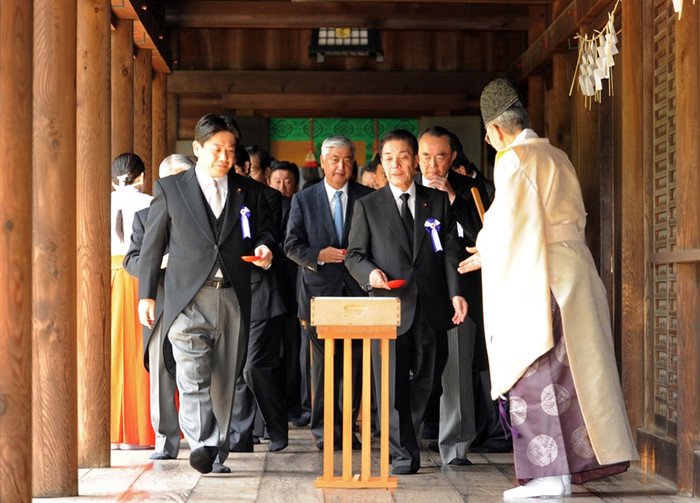 Bộ trưởng Giao thông Yuichiro Hata (trái) và các nhà lập pháp cũng đến đền tưởng niệm. Bộ trưởng Giao thông Yuichiro Hata (trái) và các nhà lập pháp cũng đến đền tưởng niệm.