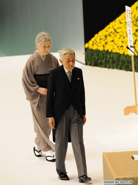 Nhật hoàng Akihito và Hoàng hậu Michiko tham dự lễ tưởng niệm ở hội trường Budokan, Tokyo. Khoảng 6000 người dân cùng các quan chức cấp cao đã có mặt tại đây để cầu nguyện. tưởng nhớ những người đã chết trong Thế chiến II. Nhật hoàng Akihito và Hoàng hậu Michiko tham dự lễ tưởng niệm ở hội trường Budokan, Tokyo. Khoảng 6000 người dân cùng các quan chức cấp cao đã có mặt tại đây để cầu nguyện. tưởng nhớ những người đã chết trong Thế chiến II.