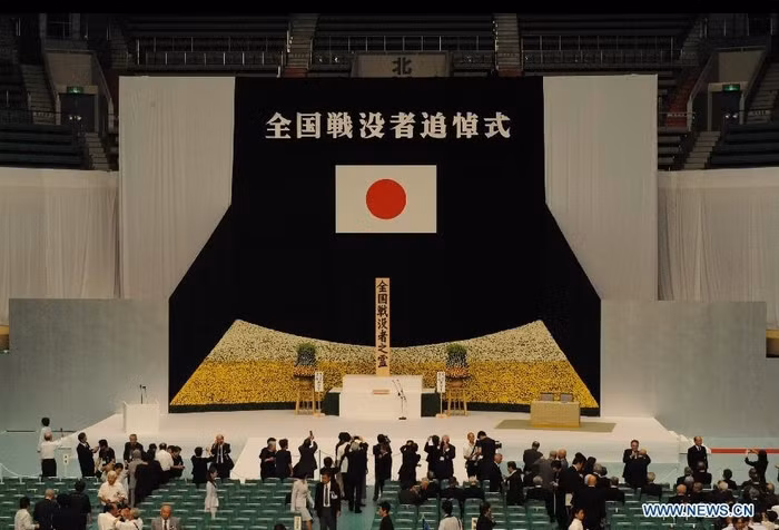 Nhiều người dân và các quan chức đã tham dự lễ tưởng niệm.