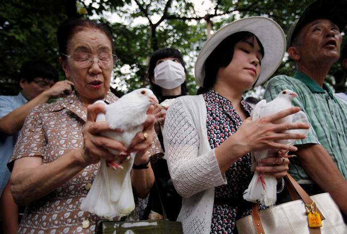 Những người dân cầu nguyện và chuẩn bị thả chim bồ câu. Những người dân cầu nguyện và chuẩn bị thả chim bồ câu.
