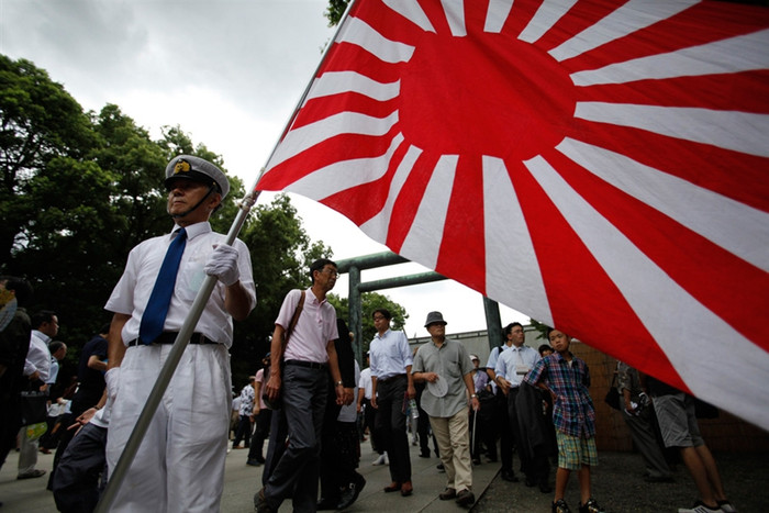 Một người đàn ông ăn mặc như một người lính quân đội đế quốc Nhật Bản đứng ở đền Yasukuni. Một người đàn ông ăn mặc như một người lính quân đội đế quốc Nhật Bản đứng ở đền Yasukuni.