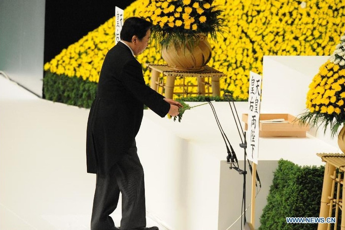 Thủ tướng Yoshihiko Noda đặt hoa trong lễ tưởng niệm. Thủ tướng Yoshihiko Noda đặt hoa trong lễ tưởng niệm.