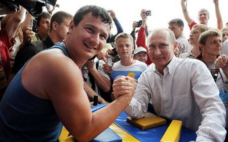 Đấu vật với người dân.