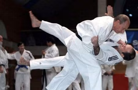 Putin có một tình yêu sâu sắc với võ thuật. Putin có một tình yêu sâu sắc với võ thuật.