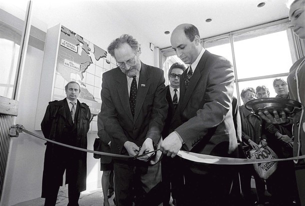 Tham gia khai trương cửa hàng điện tử ở St. Petersburg năm 1993.