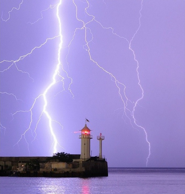 Ánh sáng tia sét đặt bên cạnh ngọn hải đăng tạo nên một hình ảnh độc đáo. Ánh sáng tia sét đặt bên cạnh ngọn hải đăng tạo nên một hình ảnh độc đáo.