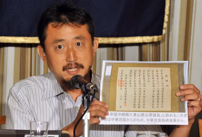 Tại cuộc họp báo diễn ra ở Tokyo, nghị sĩ Eiji Kosaka đã công bố một tài liệu chứng minh quần đảo Senkaku là lãnh thổ Nhật Bản.